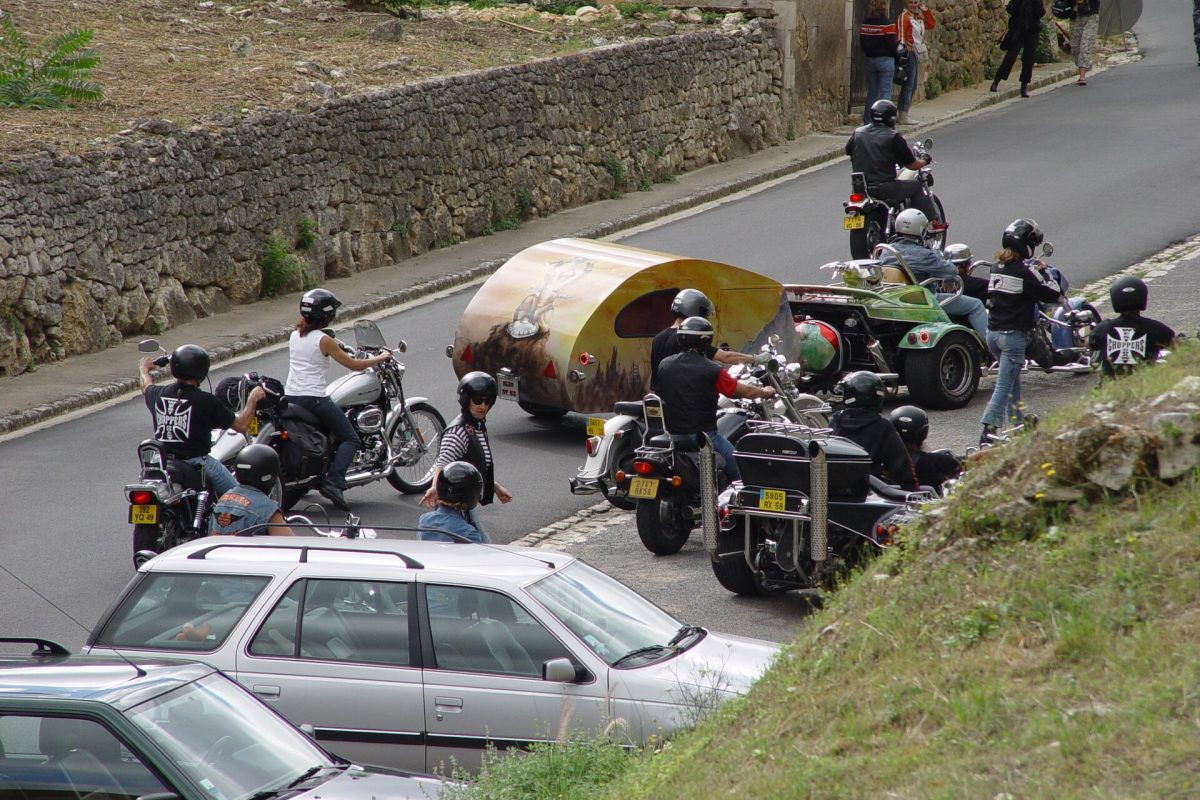 Motos stationnées le long d’une route
