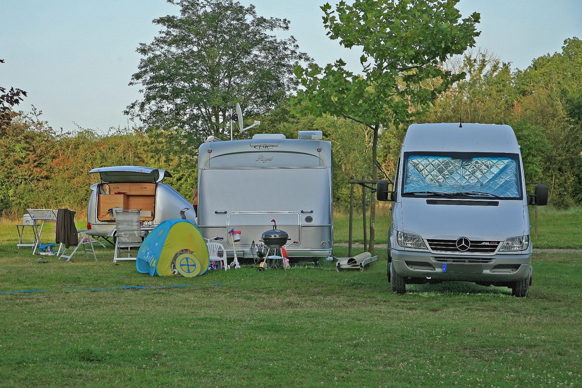 Caravanes installées sur un terrain de camping