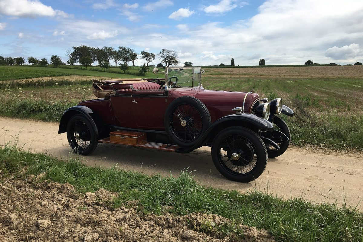 Automobile ancienne des années 1920 sur un chemin de campagne