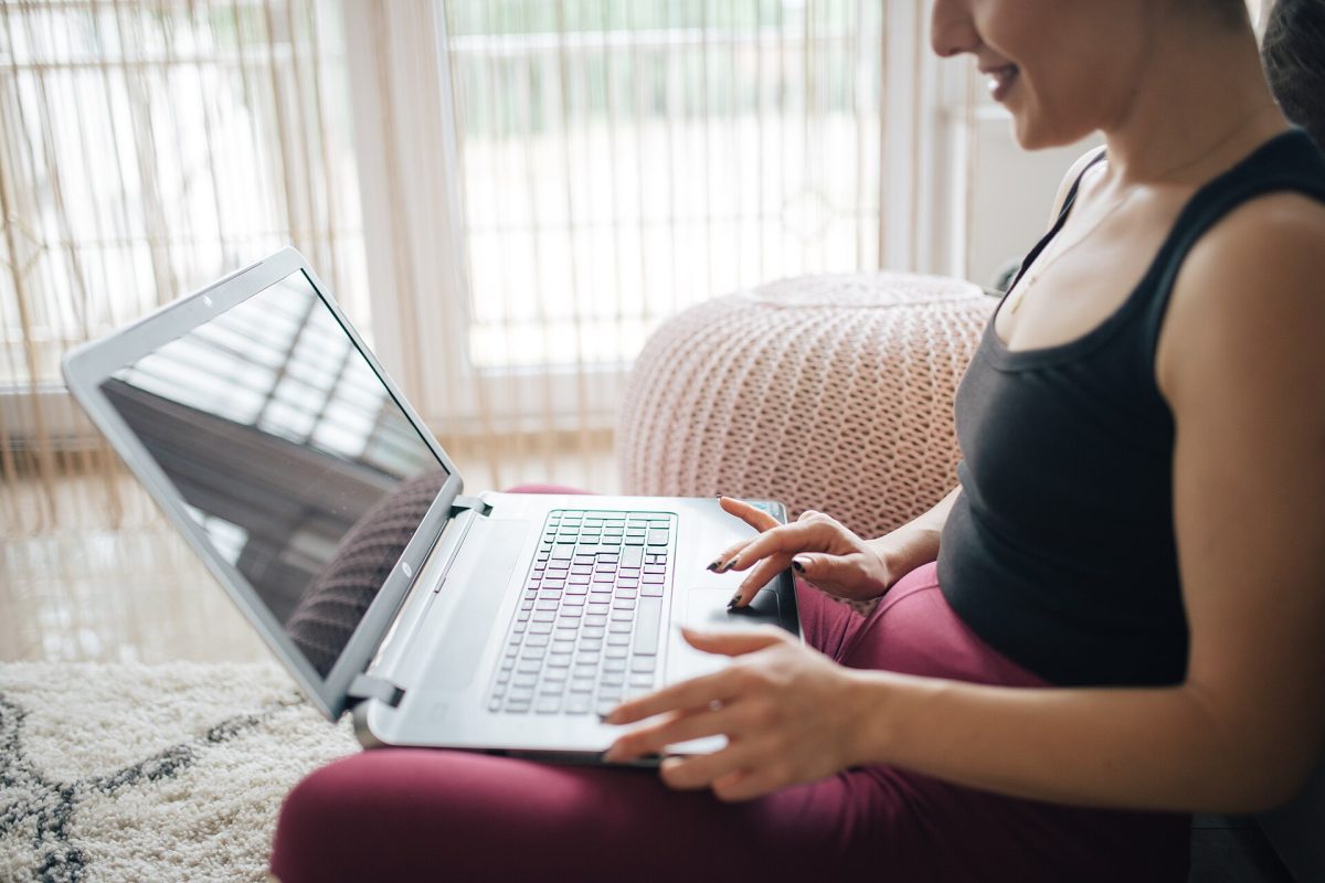 Personne consultant un site web sur un ordinateur portable