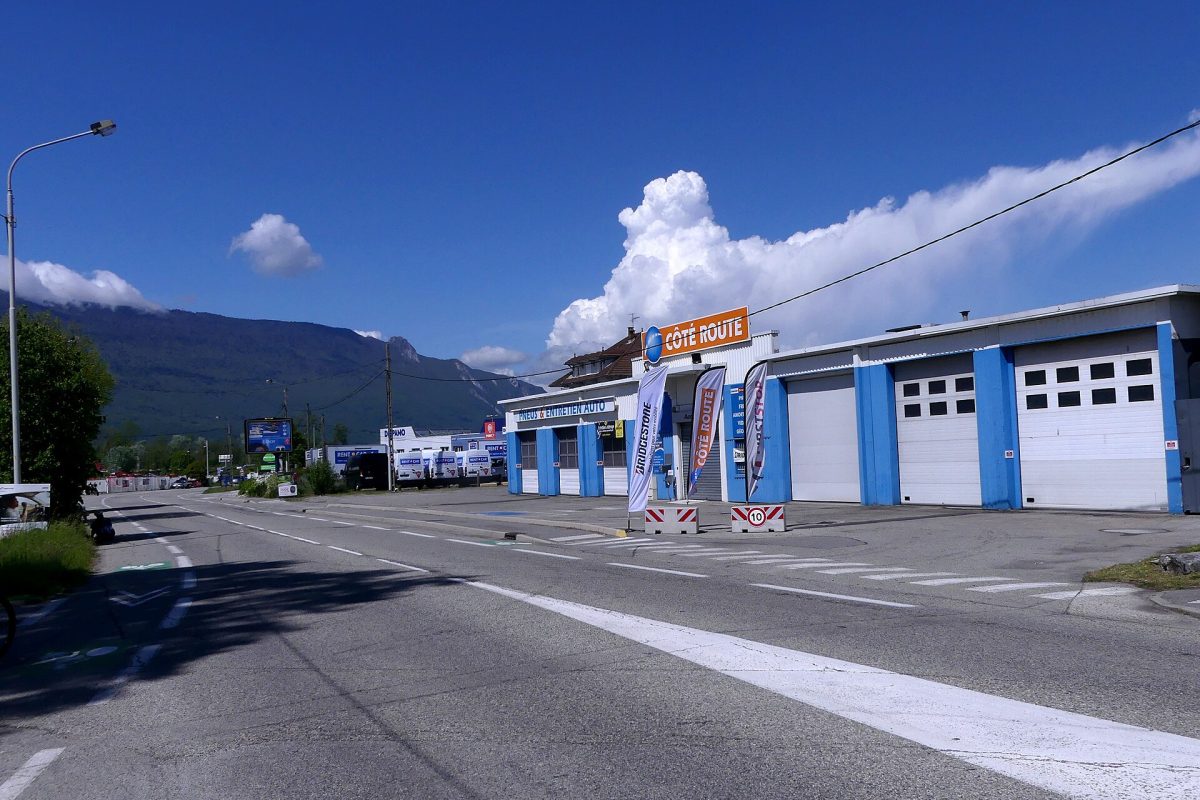 Centre d’entretien automobile en bord de route