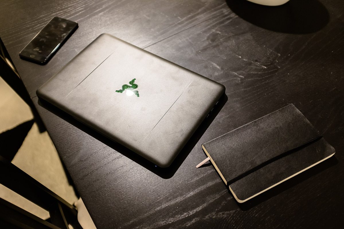Tablette et téléphone posés sur un bureau sombre