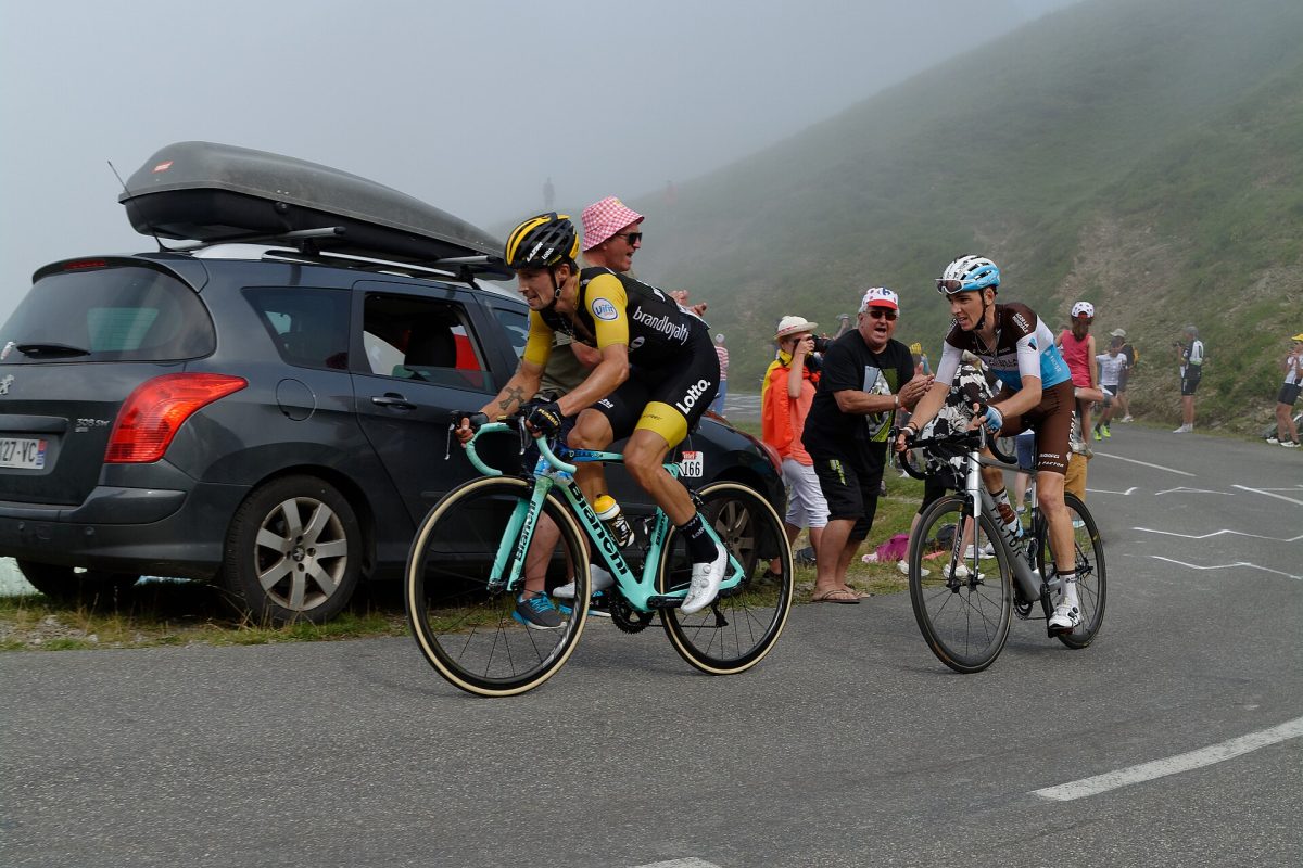 Route de montagne empruntée par des cyclistes et des voitures