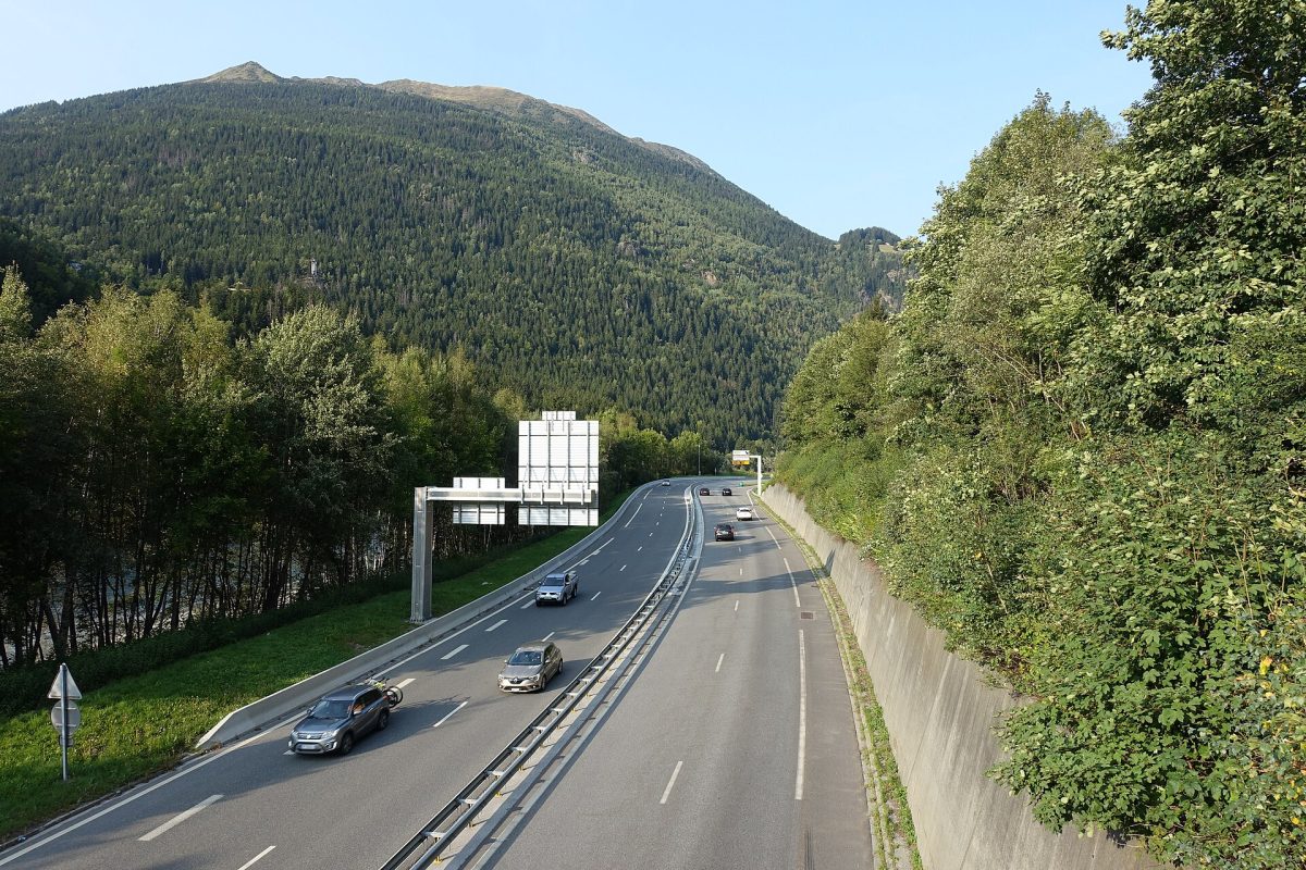 Autoroute française vue depuis un pont, en zone de montagne